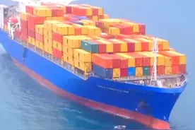 192.5 米长的集装箱货轮，径直驶向香港海堤，最后搁浅 据悉该船在繁忙的东南丫航道上行驶时，主发动机发生故障，为了防止它与航道上其他船只相撞。船长和香港海事当局决定，将船只搁浅。#货轮搁浅 #港口码头视频封面