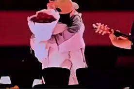 在张杰谢娜这里，好像看到了偶像剧结尾后，男女主的日常#张杰 #谢娜 #谢娜骑车到鸟巢给张杰送花