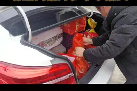 隔辈亲 孙女返城后备箱被塞满 有腊肉猪蹄和半个猪头视频封面