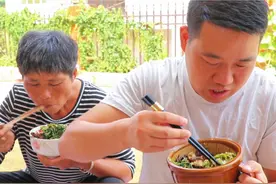 #乡村生活家 湖南人吃辣椒真厉害，4个皮蛋擂2斤辣椒，又香又辣视频封面