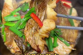 生活化减脂，让减脂融入生活，家常菜就是最好的减脂餐。 是减脂，也是认真生活。收获一个新的自己，收获一个更健康的自己。砂锅焖鱼，简单好做热量低，但是，真的很香很入味呢～#生活化减脂 #我的厨房日记 #吃瘦不饿瘦 #家常菜 #减肥日常vlog