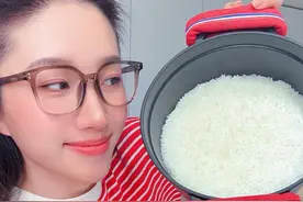 铸铁锅煮白米饭🍚 水的比例网络上有很多种说法 我都试过 但只要记得： 水位线微微高于米一点点就行 用铸铁锅煮饭真的太好吃了 而且还比较快！！！ 米饭脑袋一定要试试 我家的电饭煲已经被闲置咯 #铸铁锅煮饭 #我的厨房日记 #生活小妙招 #staub铸铁锅 #不懂就问有问必答视频封面