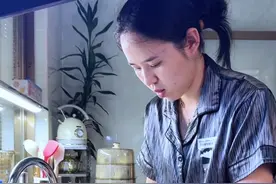 凌晨11:50突然听见有水声，原来是我家的老头停水又忘记关水龙头了，早餐给他做了黑芝麻卷和炸鸡翅，他说上火不敢吃，结果差点全都吃完了#记录真实生活 #普通人的生活是什么样子的 #平平淡淡小日子 #用抖音记录我的真实生活视频封面
