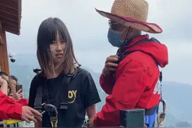 零零后小姐姐第一次玩蹦极秒跳全过程，300米悬崖你站上去搞秒跳吗？#蹦极 #玩的就是心跳 #高空挑战 #这一跳需要多大的勇气