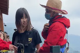 零零后小姐姐第一次玩蹦极秒跳全过程，300米悬崖你站上去搞秒跳吗？#蹦极 #玩的就是心跳 #高空挑战 #这一跳需要多大的勇气