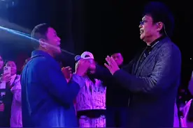 祁隆老师 王为念老师 格玉青措老师同时演唱【阿爸阿妈】不一样的演唱风格 家人们你们听过吗 家人们快来聆听#祁隆 #祁隆音乐作品 #阿爸阿妈 #直播录屏分享 @祁隆 @主持人王为念 @格玉青措（11月24-25专辑发布会