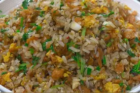 以后家里的剩米饭不要在偷偷的倒掉了 就像我这样做外婆菜炒饭 干香入味 越吃越想吃