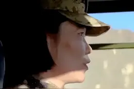 “他是我心心念念想见的那一个人。”高原女汽车兵蔺花在执行任务途中与丈夫短暂相见，迎着光露出笑容的那一刻，好美！致敬，你们辛苦了！（来源：军事纪实）视频封面