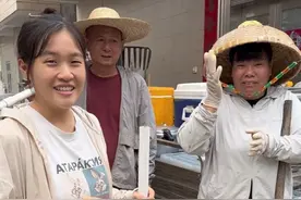 听说超强台风桦加沙马上要登陆湛江了，大家听到消息赶紧冲去菜园砍木薯拔甘蔗叶，学长爸妈经历过超强台风很担忧，拿出木棍把门堵上，去老房子砍树，鸡司令也去田里面把鸭都抓回来了，大家都在着急的准备应付这次台风#我的乡村生活 #台风 #dou来广东百千万 #湛江 #家庭日常