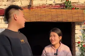 哥哥决定外出打工，担心自己走后妹妹嘴馋，今天特意来到镇上，精心挑选了海鲜，回家做了一锅鲜香四溢的海鲜大杂烩。味道，太绝了！或许，只要是为了生活努力上进，无论做出怎样的选择，都是当下最好的答案 。#2025新农人计划#海鲜大杂烩 #兄妹故事#乡村美食家视频封面