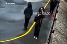 国外一女子打电话时遭遇抢劫，拽回包包对劫匪一顿暴揍后继续淡定打电话，网友：最后那记摆拳，一看就是个练家子#万万没想到#抢劫##监控下的一幕视频封面