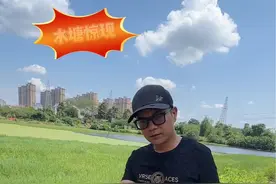 湖南一座水塘边惊现抗日阵亡副营长墓碑：王居廉少校，辽宁兴城县人，80多年前，他为抗击外敌舍命异地，几乎被历史遗忘，看到墓碑的那一刻，我莫名的心疼。希望为他找到家人，请辽宁网友助力。#辽宁 #葫芦岛市 #兴城市 #寻亲 #抗战