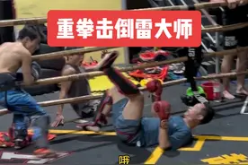 50岁大哥上门成功踢馆，800斤王八拳击倒雷大师惨不忍睹……#搏击