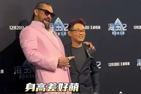“海王”#杰森莫玛 一身芭比粉造型亮相#海王2：失落的王国 中国发布会现场，给影迷签名，现场人气超高！红毯上 #杰森莫玛 及导演#温子仁 向所有的观众快乐问好！视频封面