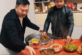 粉丝朋友来做客亲自下厨做饭，一道甲鱼炖牛鞭得到全桌人好评