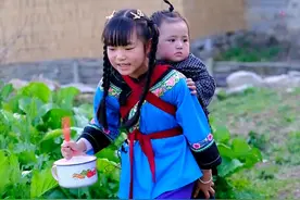 怀旧童年记忆 你还记得80年代乡村邮递员骑着二八大杠走街串巷送信送报、姐姐带弟弟上学堂的这些画面吗？#怀旧#农村生活#还原苗族生活本色#一代人的回忆 #老房子的回忆 @苗家阿美（小号） @阿美家的二哥 @阿美家的泡泡视频封面