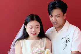 印章按下去的那一刻，我的心突然颤了一下，从校园到今天，我们的青春答题结束，落笔交卷，从此以夫妻的身份陪在彼此身边，感谢我的家人和所有的粉丝朋友，今日持证上岗@王正正 #我们领证啦 #持证上岗 #见证爱情最美的样子视频封面