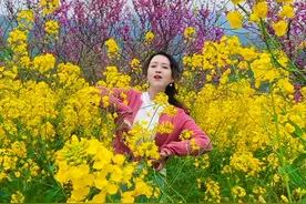 最治愈人心的，便是这世间的花草，累了就出去走走吧～#油菜花的季节 #春天的色彩 #拥抱自然视频封面