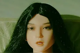 小伙获奖得一充气娃娃 不料拿回家第二天秒变真人#我在抖音追剧视频封面