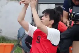 王安宇凌晨五点回复初中同学微信！恭喜余姚队在浙BA宁波赛区预选赛中获得总冠军！同班同学马翔宇：王安宇打球，专业的！（浙江之声记者 高嵩）#王安宇#王安宇打篮球#浙ba