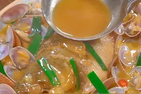 花甲烧鲈鱼 原来用花甲来搭配鲈鱼一起烧可以如此鲜美好吃，你也赶紧试试吧～#鲈鱼做法 #家烧海鲜 #美食教程 #快来一起尝个鲜 #跟着抖音学做菜