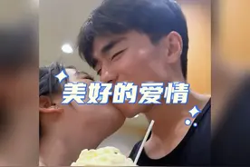 “总有一个人的出现，会令你觉得人间值得”#爱情 #双向奔赴视频封面