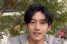 60岁姐姐要找20岁小鲜肉领证？ #街头采访 #情感 #搭讪 #相亲角