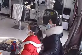 妈妈带着四五岁大的女儿去剃光头，原来孩子需要化疗，理发师和顾客们都泪奔了，老板让妈妈帮女儿一定留好头发。（记者:李越）视频封面