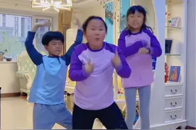 14年5月的三胞胎兄妹，马上就要迎来10周岁生日啦！但兄妹之间无论是身高还是体重悬殊有点大，期待大哥的逆袭#三胞胎 #泉城三胞胎 #记录孩子的点点滴滴 #欢乐时刻视频封面