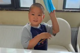 小胖是个信守承诺的孩子，不过他好像也是有备而来！ #萌娃 #吃饭 #邻居视频封面