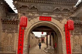 如此精美的仿木砖结构门楼，真的挺令人震撼，能雕凿出如此精美的砖雕作品，恐怕如今很难找得到了，大门上纳福林三个大字是由清朝三代帝师祁隽藻，于道光24年所写。从门楼进来就是五连院，就是所谓的一门锁五院，包括主院偏远，长工院以及聂家的私塾和花园。这座大院可以说是北方民居的典范，这里承载了多少悠久的历史文化，又埋藏了多少不为人知的历史故事？#地上文物看山西#历史古迹 #晋商大院#历史古迹 #文化传承视频封面