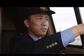 为什么进藏列车在格尔木站要换“火车头”？视频封面