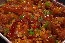 在家做红烧猪脚，你要是直接下锅炖那就是大错，今天教你一招，炖出来软烂入味不腥也不柴～