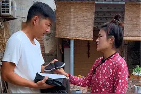 你们见谁拆快递拿个据啊#看一遍笑一遍 #沙雕夫妻 #搞笑 #意想不到的结局视频封面