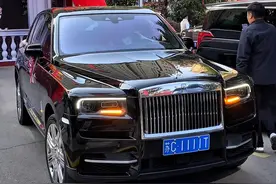 来看看昨天世纪婚礼现场 都到了哪些炸弹号的车牌 有你的认识的车主吗#劳斯莱斯 #炸弹号 #宾利飞驰 #dou是好车 #拓瑞集团视频封面