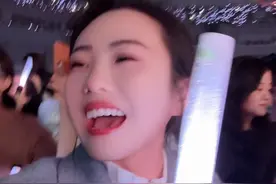 家人们，来了#现场版live 罗刹海市，我尽力了，不在一个调上，高八度太高了，低八度下不去🤣但是我管不了了#演出现场视频 #万人合唱