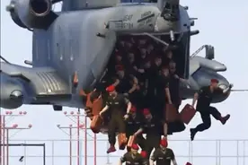 为什么直升机都不装弹射座椅#军事科普 #军迷发烧友 #军事爱好者视频封面