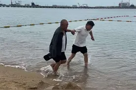 今天带着爷爷来海边了，第一次见到大海的爷爷特别兴奋特别高兴，看到爷爷高兴的像的孩子，我们心里也特别自豪特别开心#纪录美好生活 #带你一起去看海 #百善孝为先 #陪伴是最大的幸福视频封面