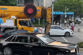 深圳湾偶遇湖南顶级大佬坐着劳斯莱斯幻影来万象城购物！气场太强大了，车牌号8888，真的是豪车配好牌，旁边的吊车都黯然失色！#男人的玩具 #街拍豪车 #劳斯莱斯幻影视频封面