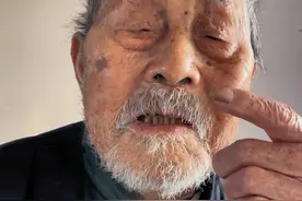 致敬沂蒙抗美援朝百岁老兵 闫兴福，百岁老兵，山东蒙阴人，1950入朝，在朝鲜战斗3年，26军76师228团1营1连5班班长，参加过原山阻击战，斗流峰等战役，爷爷说他很知足，国家没有忘记他！#抗美援朝#保家卫国#志愿军#祖国不会忘记 #公益