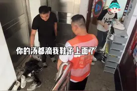 女生长期把鞋架放楼道，占用公共空间，邻居直接用魔法打败魔法#邻居 #占用公共区域 #楼道放鞋 #无所不能的外卖小哥视频封面