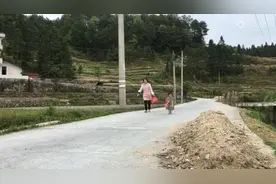 当妈妈不在家时，农村奶奶是这样带孩子的，网友：尽量父母带