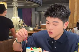 感受地道的贵州酸汤火锅～菌子的种类真的很多，牛肉也都是现切的很新鲜！沾着百香果酱的烤串真的太特别了～😝😝😝#武汉美食 #艾特你的饭搭子请你吃 #没有什么是一顿火锅解决不了 #必吃榜 #天儿冷吃点啥