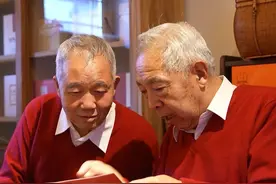 #口琴大爷说想用口琴让大家的生活都有滋有味   在北京，“口琴大爷”王志祥和他的老搭档范开建，常在公园进行口琴公益演奏。两人性格迥异又配合默契，把音乐传到了大街小巷、把快乐吹进了大家心里。如今，当两位大爷收到总台蛇年“春晚等着你”邀请函，他们又是什么反应？一起期待#蛇年春晚等着你 ！视频封面