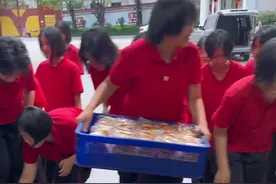 在华坪女高的最后一晚，姑娘们收到爱心小零食。明天考完试，高三的学生将离开学校。（记者/钱磊 张小秋 赵凤铭 赵庆祖）