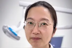 楔状缺损 楔状缺损非常常见。极浅而无症状的楔状缺损可以暂时观察；有酸冷敏感症状或者一定深度的楔状缺损需要及时用树脂补牙；深达牙髓的楔状缺损则可能出现牙髓炎、根尖周炎的症状，甚至牙折断。#楔状缺损#硬核健康科普行动 #年度健康知识干货大赏视频封面