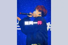 “锁了朋友圈让我想看她就去only fans”#Rapeter#说唱#李晨曦#中国新说唱2024#歌曲乡里别的爱情故事视频封面
