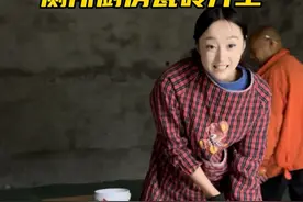 农村建房，找不到工人，装修停工一个月，厕所厨房贴砖终于复工，一来我就给师傅出大难题，铺贴墙地对缝，墙角做海棠角，师傅一脸茫然，大家看看效果如何？#农村自建房 #农村自建别墅 #装修避坑 #记录装修过程 #贴瓷砖视频封面