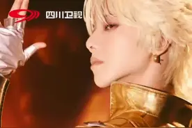 华晨宇一身圣衣金甲唱《名场面》和《飞行指挥家》好像在开演唱会～#华晨宇 #华晨宇和平精英刺激之夜视频封面