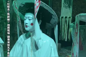 《红嫁衣：纸新娘》那个纸人惨白的脸上，用朱砂画出的笑容显得格外诡异。#电影红嫁衣纸新娘 #徐俊 #恐怖片